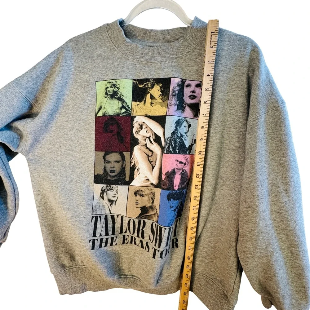 Taylor Swift‎ Eras Tour Crewneck Sweatshirt Gray Graphic Pullover Medium Merch - Picture 8 of 8